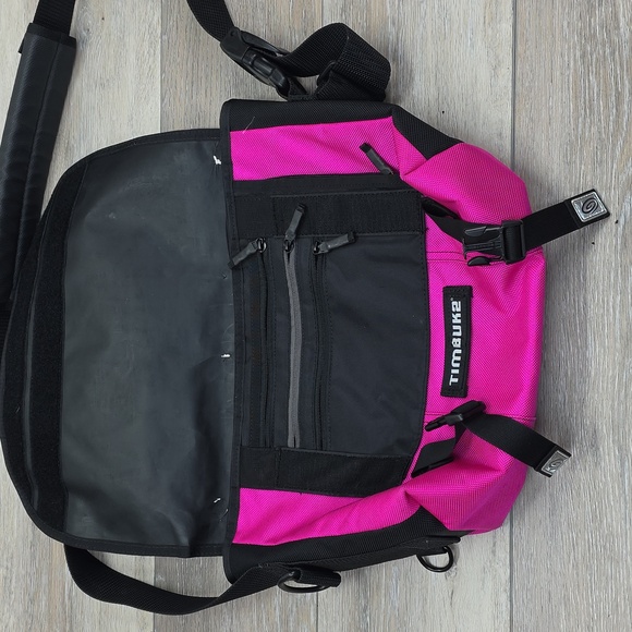Timbuk2 Classic Messenger Bag - Raspberry Pink & Black - Waterproof Tech Carry - Picture 4 of 16